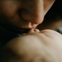 Det nyfödda barnets instinktiva beteende inför den första amningen
